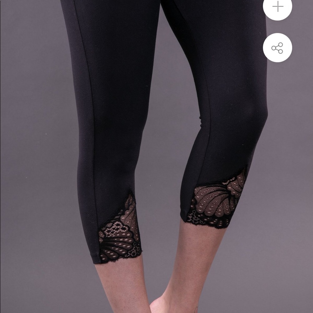 Bottom Lace Capri Leggings